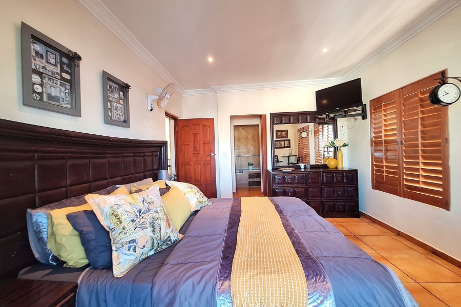 5 Bedroom Property for Sale in Golden Mile Western Cape